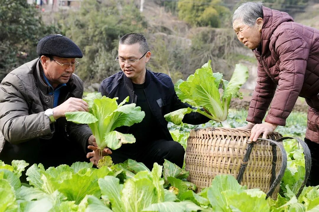 【情感】19岁战友牺牲后，他赡养烈士父母28年，妻子儿子全家支持感动中国（组图） - 7