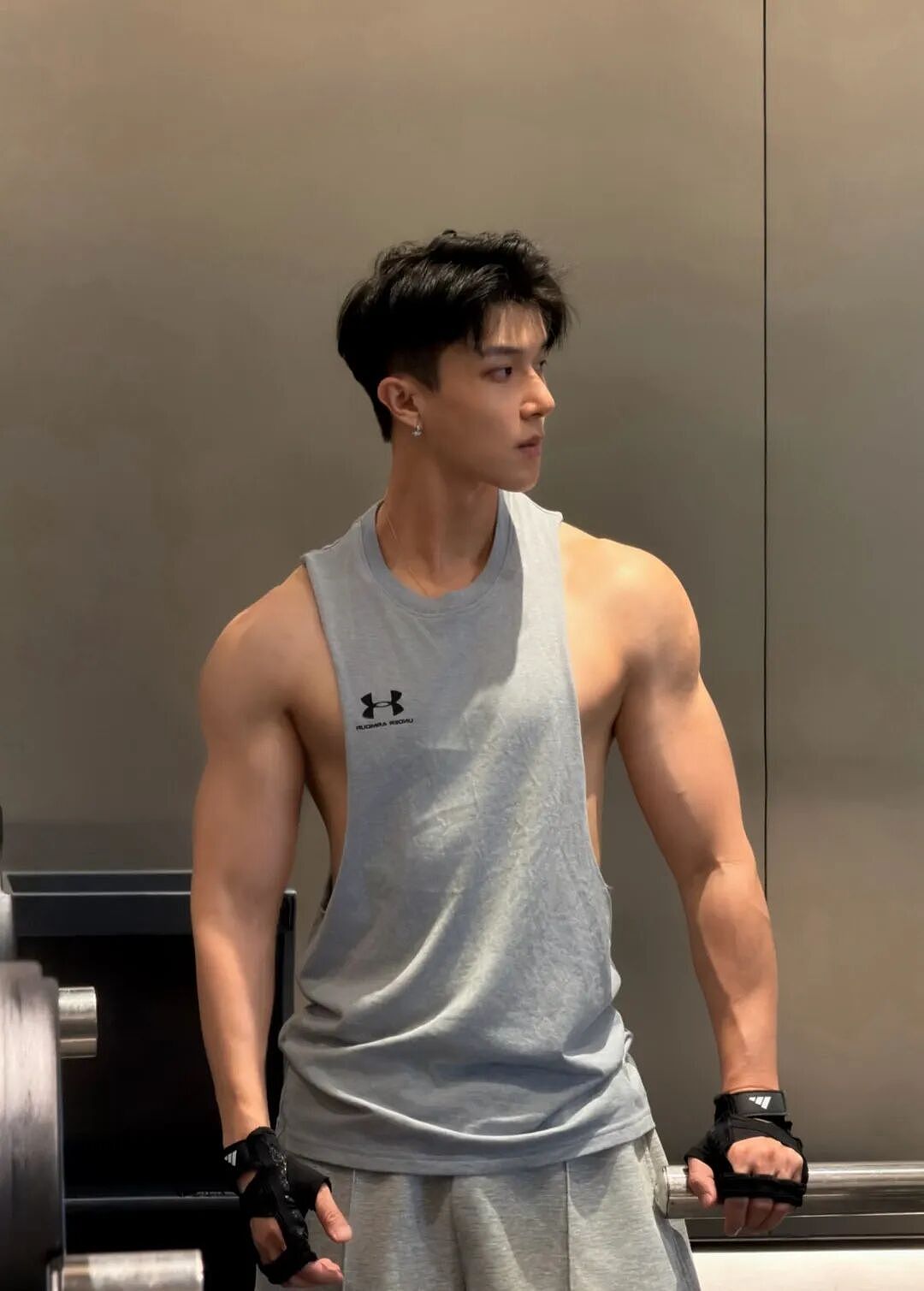 【帅哥】山东195粗腿白袜健身私教，网友：这颜值不当男模可惜了....（组图） - 3
