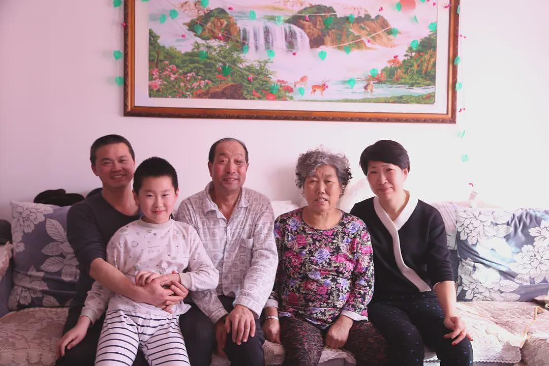 【情感】19岁战友牺牲后，他赡养烈士父母28年，妻子儿子全家支持感动中国（组图） - 6