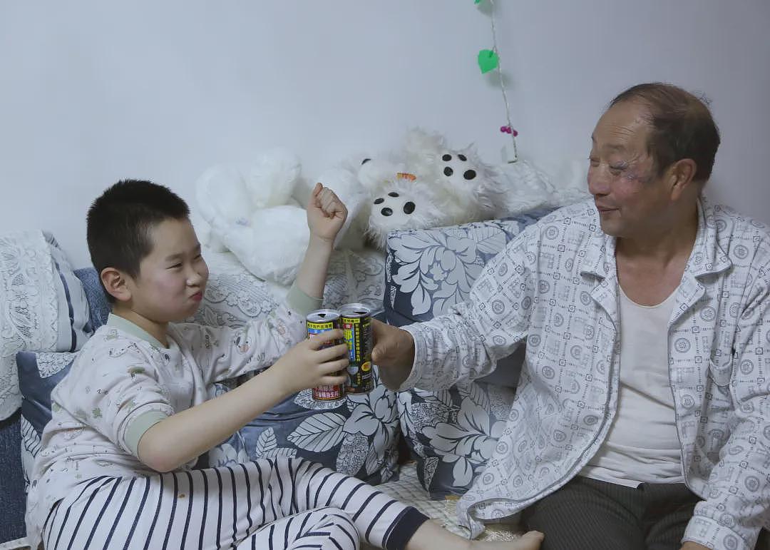 【情感】19岁战友牺牲后，他赡养烈士父母28年，妻子儿子全家支持感动中国（组图） - 5