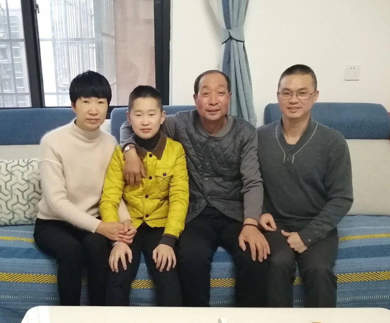【情感】19岁战友牺牲后，他赡养烈士父母28年，妻子儿子全家支持感动中国（组图） - 1