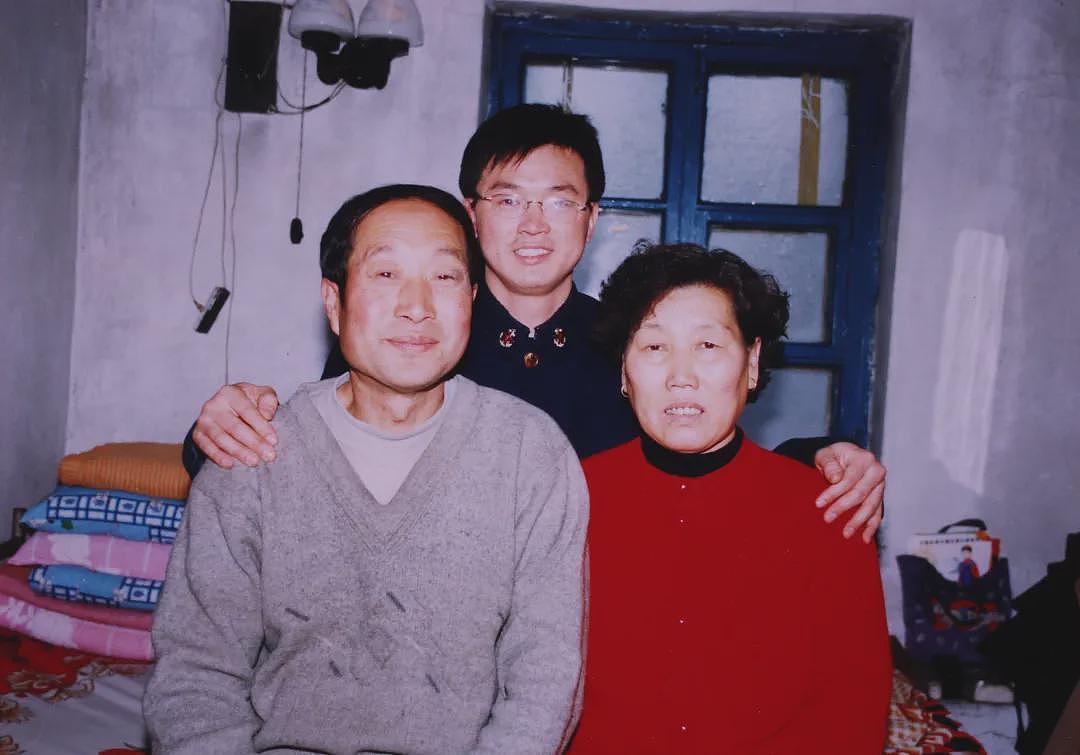 【情感】19岁战友牺牲后，他赡养烈士父母28年，妻子儿子全家支持感动中国（组图） - 3