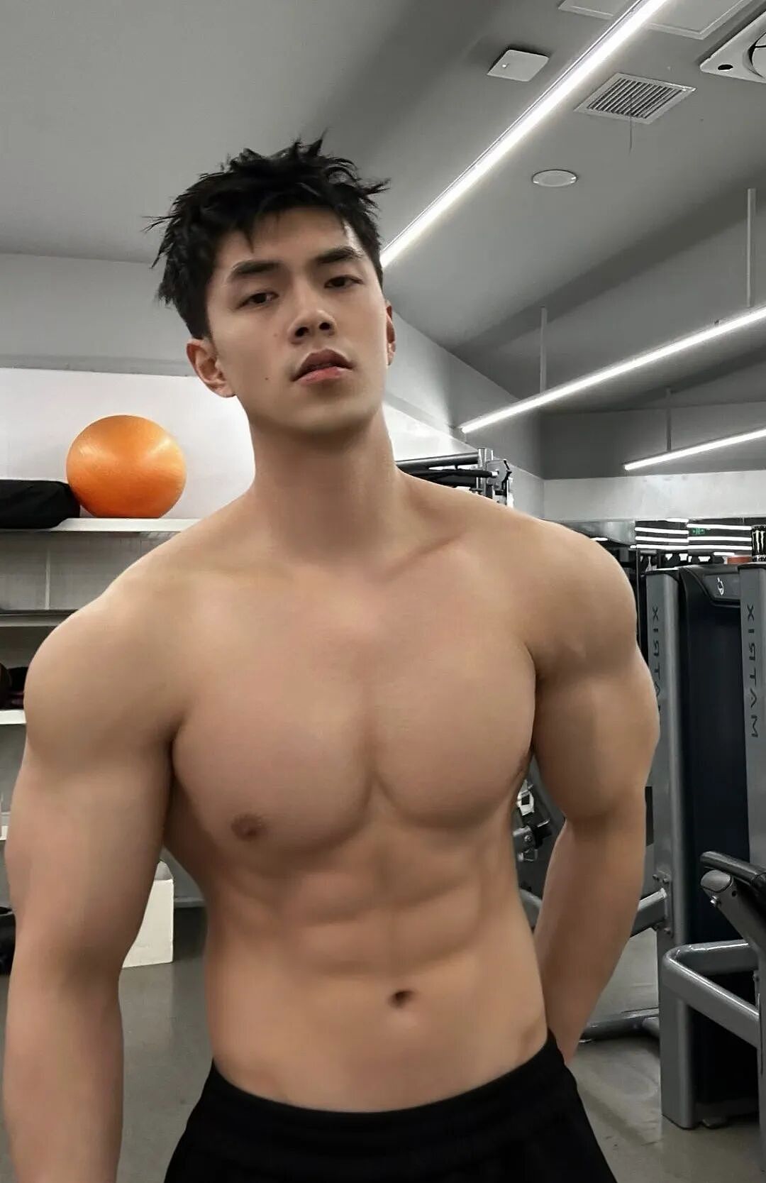 【帅哥】全网爆火的肌肉猛男承认被采访？刘姥爷有福了...（组图） - 15