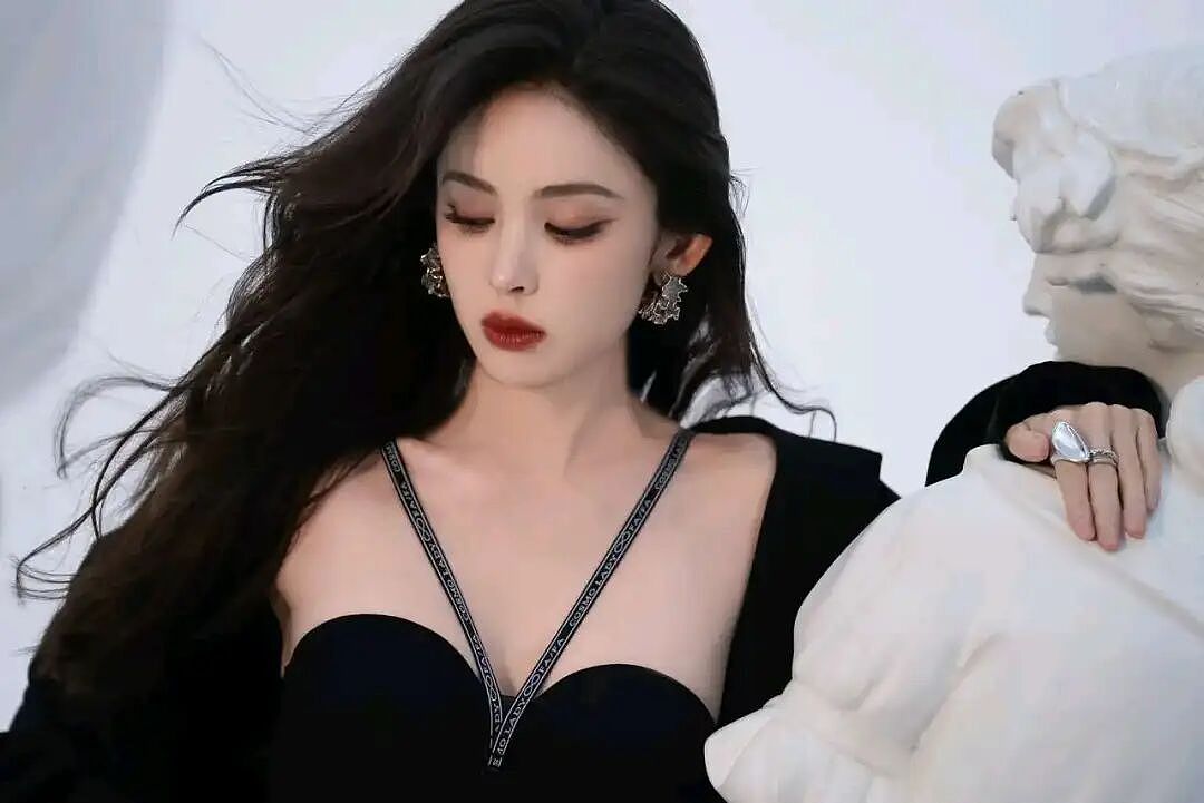 【美女】古力娜扎大秀身材，这颜值，实在是太有爱了，妥妥对粉丝的热爱（组图） - 2