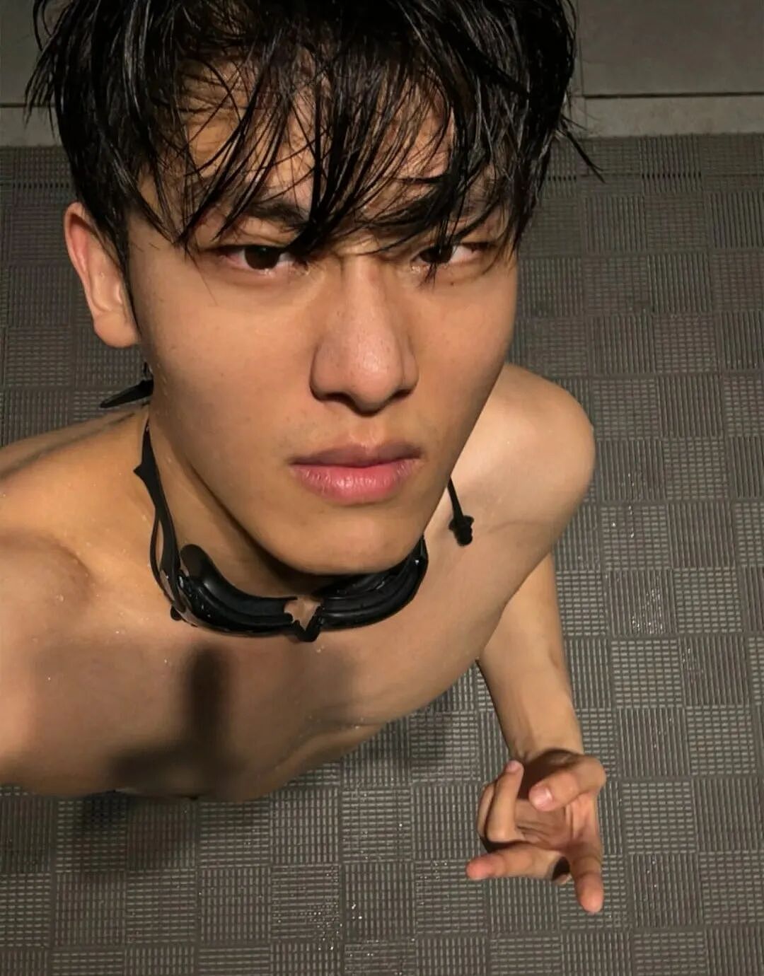 【帅哥】上海顶级体育生黑皮男模，网友：直男微双....（组图） - 6