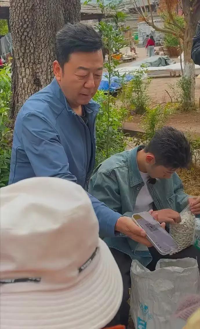 【情感】网友云南偶遇郭涛父子,被19岁石头的帅气善良惊到!全网掀起回忆杀(组图) - 3