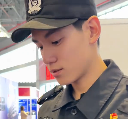小帅哥发视频炫耀家里来猫了，结果评论区网友关注点全在他身上...猫：那我呢？是配角？（组图） - 17