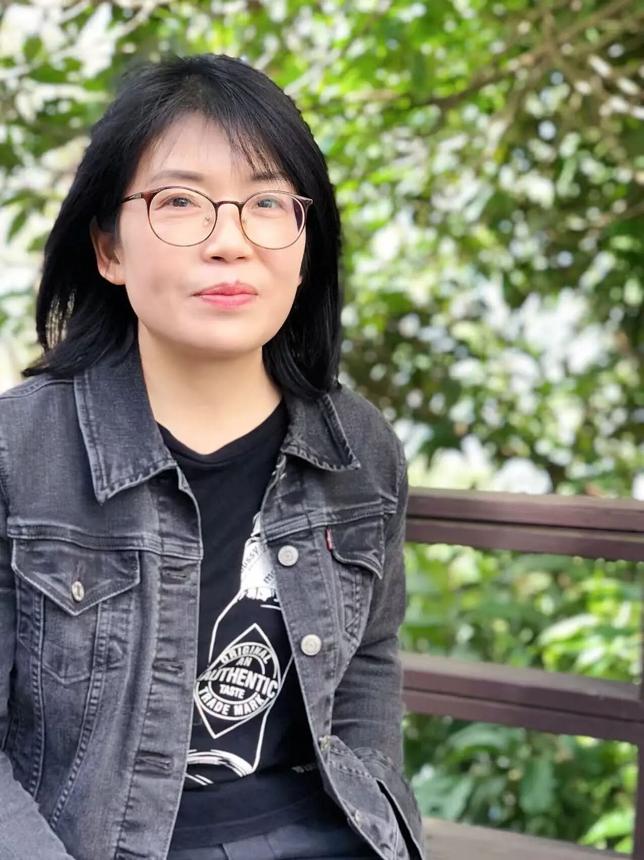 【情感】40岁从银行辞职当作家，小说爆火被卖断货，她把女人的一生写透了（组图） - 1