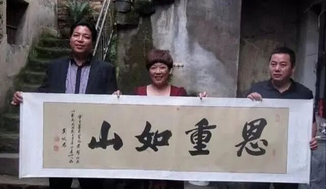 【情感】浙江女子送小乞丐10元路费，21年后小乞丐成亿万富翁，带100万支票上门报恩......（组图） - 2