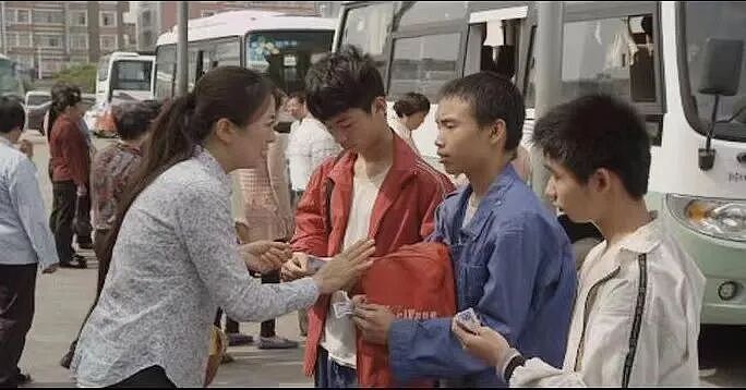 【情感】浙江女子送小乞丐10元路费，21年后小乞丐成亿万富翁，带100万支票上门报恩......（组图） - 6