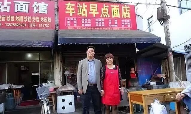 【情感】浙江女子送小乞丐10元路费，21年后小乞丐成亿万富翁，带100万支票上门报恩......（组图） - 16