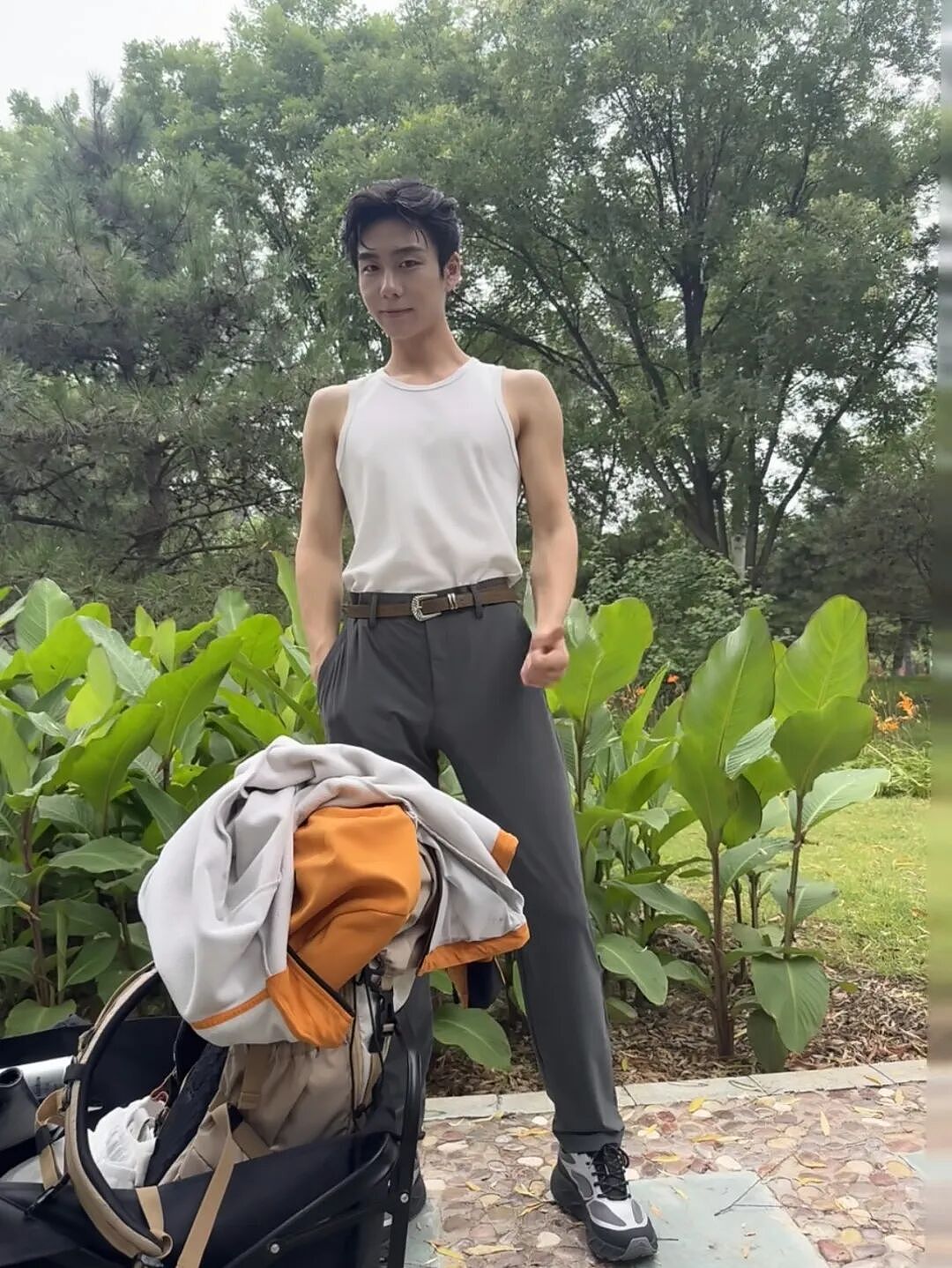 【帅哥】195北京平面腹肌模特和欧美帅哥合照,网友:两个一起吃可以吗?(组图) - 15