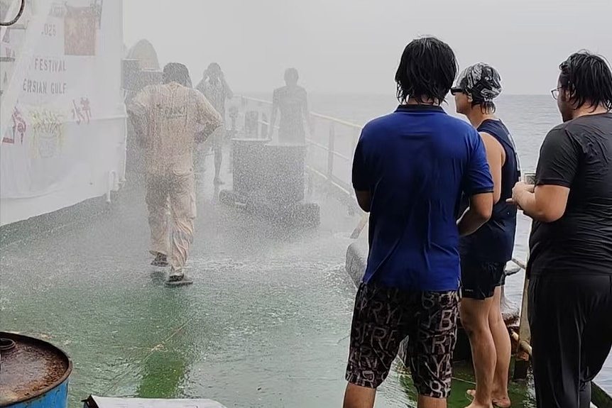 中国首艘油轮在霍尔木兹海峡遇袭，船员讲述被困57天的经历（组图） - 3