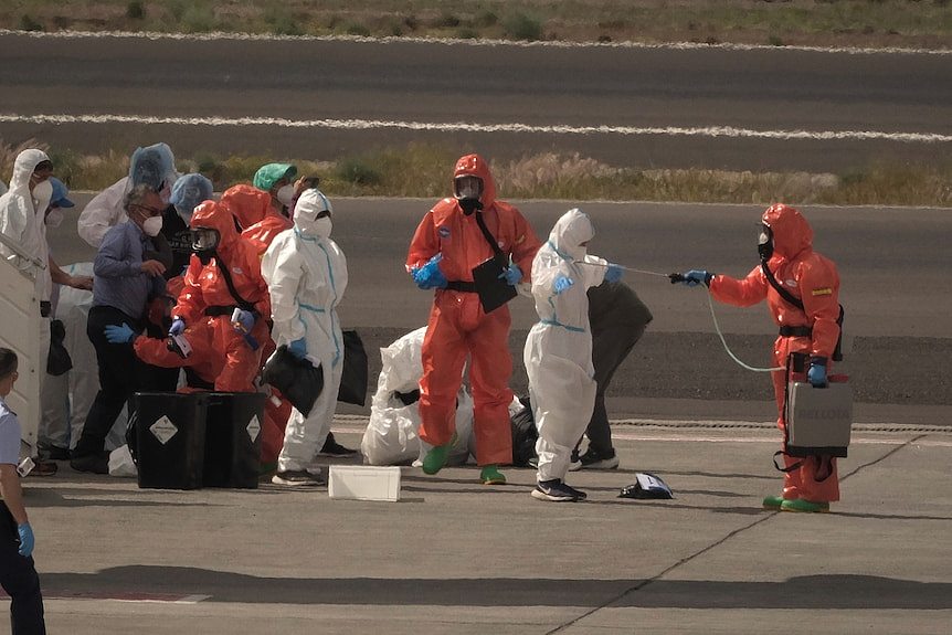 首批乘客撤离爆发汉坦病毒的邮轮,澳大利亚乘客最后离开 - 1
