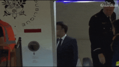 大瓜！马克龙被妻子打耳光，是跟42岁美女演员互发暧昧短信，被抓包了？！（组图） - 1