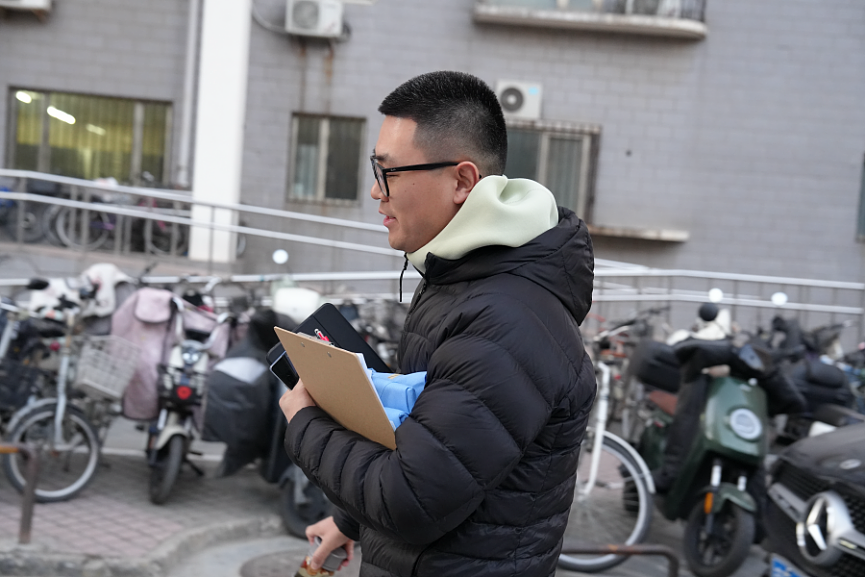【情感】北京90后网约男护士的9年，从三甲医院裸辞，守护了5000位老人最后的体面（组图） - 1