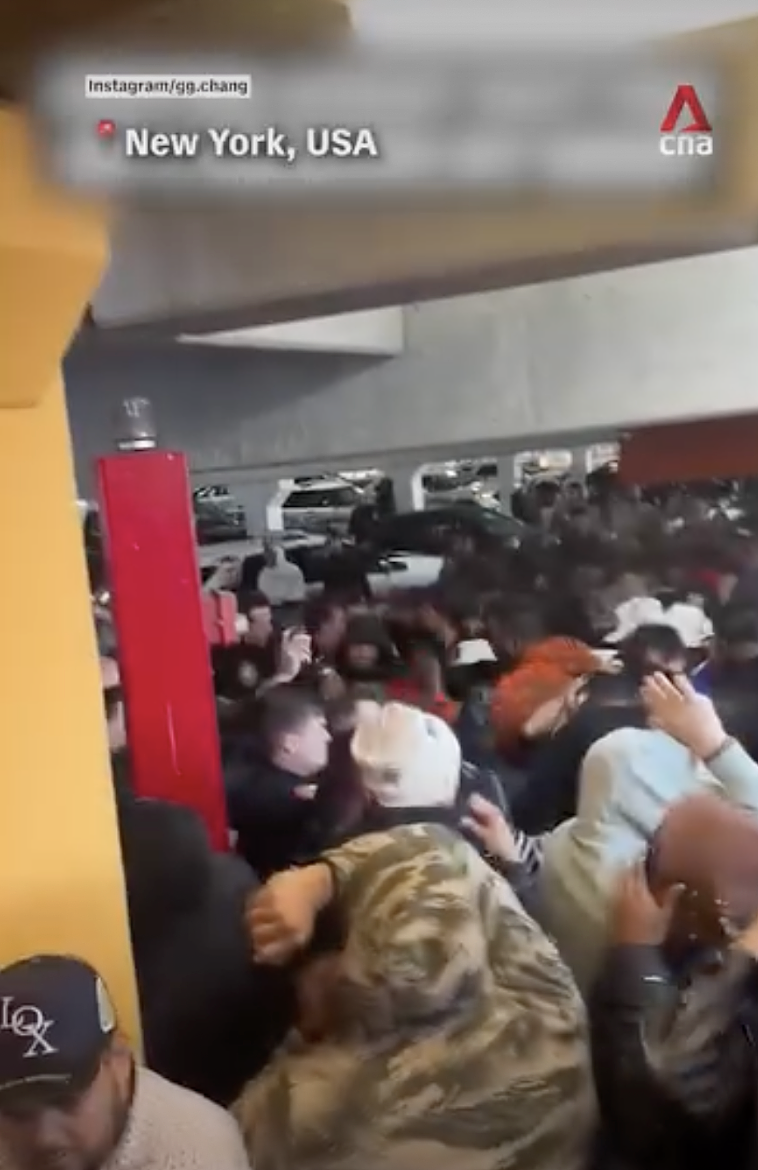 Swatch联名怀表在各国引发哄抢,通宵排队,抢表打斗,警方出动警犬,还用烟雾弹驱散人群?!(组图) - 8