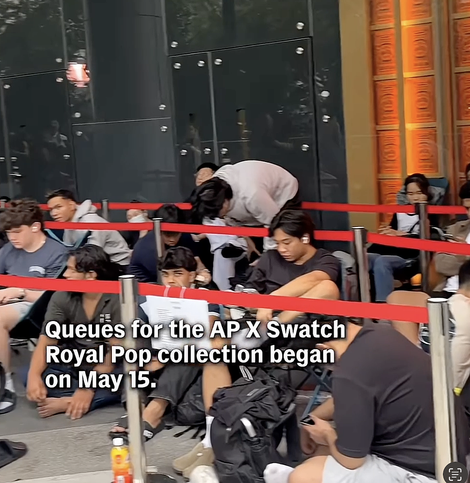 Swatch联名怀表在各国引发哄抢,通宵排队,抢表打斗,警方出动警犬,还用烟雾弹驱散人群?!(组图) - 11