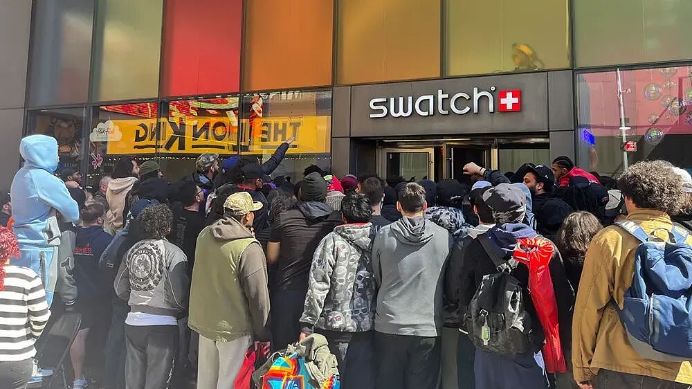 Swatch联名怀表在各国引发哄抢,通宵排队,抢表打斗,警方出动警犬,还用烟雾弹驱散人群?!(组图) - 1