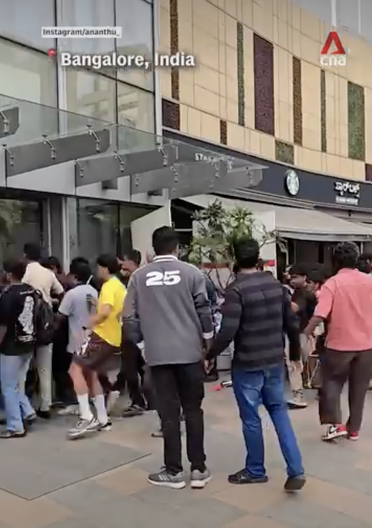 Swatch联名怀表在各国引发哄抢,通宵排队,抢表打斗,警方出动警犬,还用烟雾弹驱散人群?!(组图) - 15