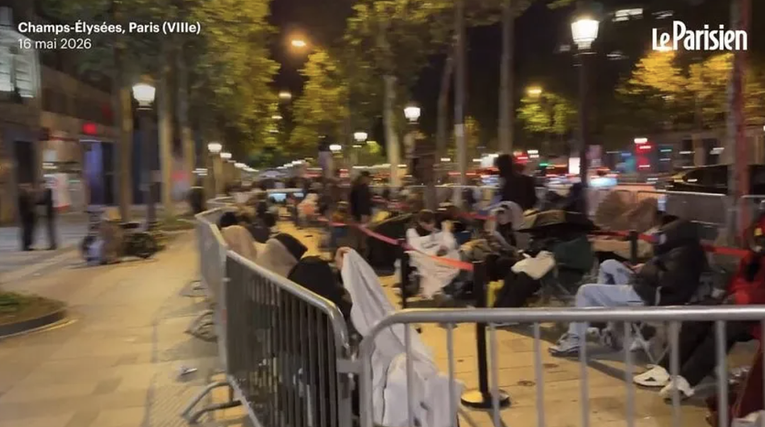 Swatch联名怀表在各国引发哄抢,通宵排队,抢表打斗,警方出动警犬,还用烟雾弹驱散人群?!(组图) - 6