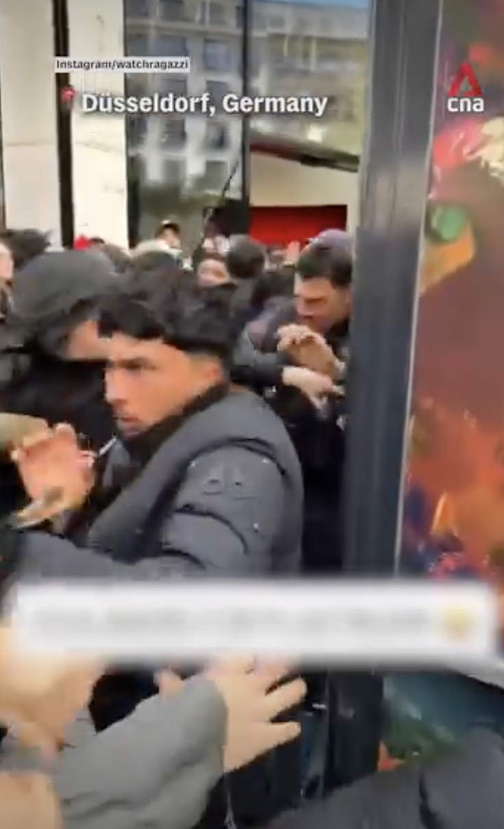 Swatch联名怀表在各国引发哄抢,通宵排队,抢表打斗,警方出动警犬,还用烟雾弹驱散人群?!(组图) - 17