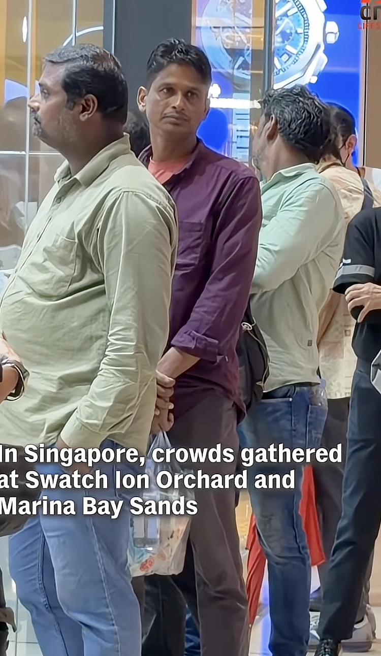 Swatch联名怀表在各国引发哄抢,通宵排队,抢表打斗,警方出动警犬,还用烟雾弹驱散人群?!(组图) - 12