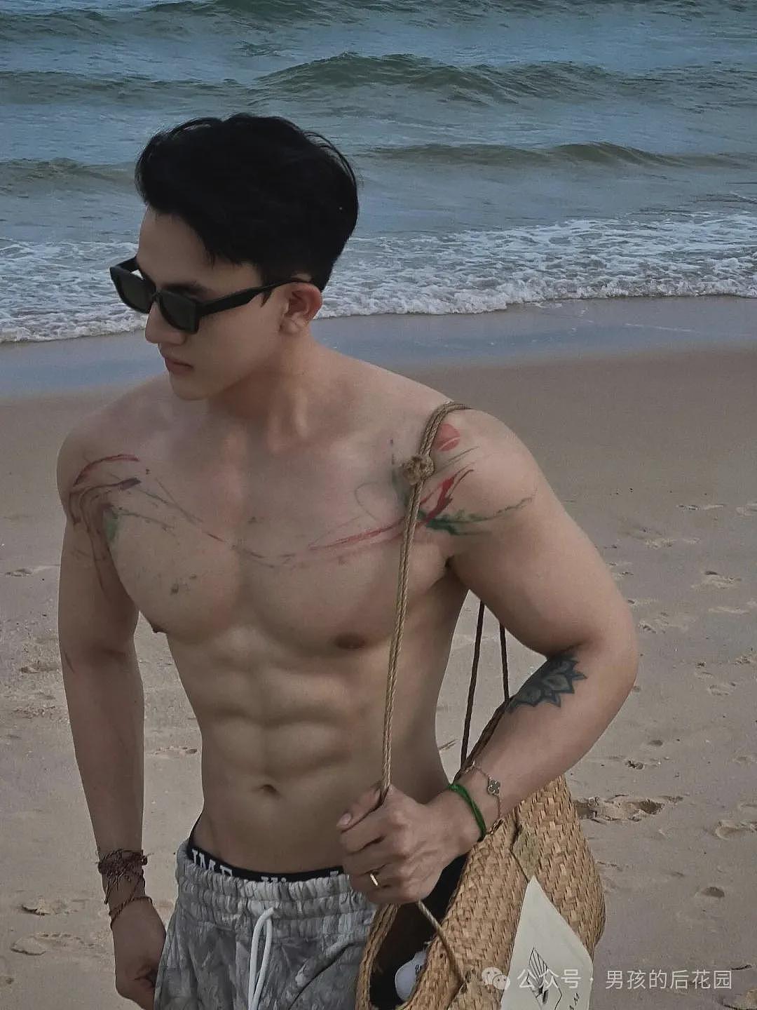 【帅哥】健身er的夏天:汗水、海浪和人鱼线 - 2