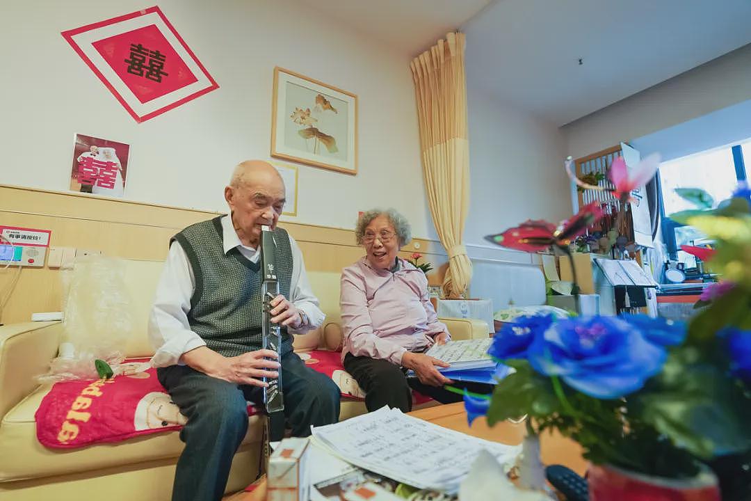 【情感】103岁爷爷一身才情打动86岁奶奶,相识仨月“闪婚”,太甜了(组图) - 1