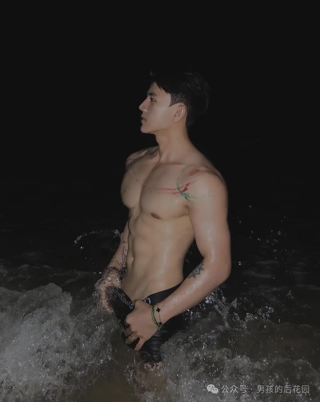 【帅哥】健身er的夏天:汗水、海浪和人鱼线 - 13