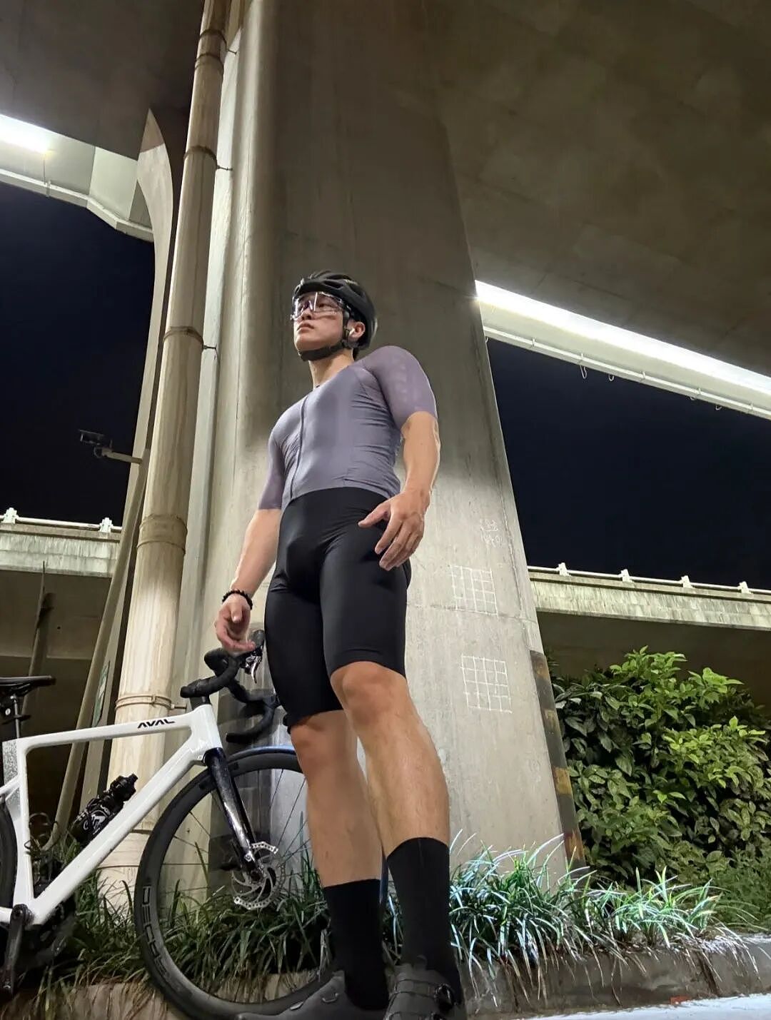 【帅哥】骑行圈肌肉天菜夜骑杭州西湖，被骑友搭讪，直呼骑行圈太乱了...（组图） - 5