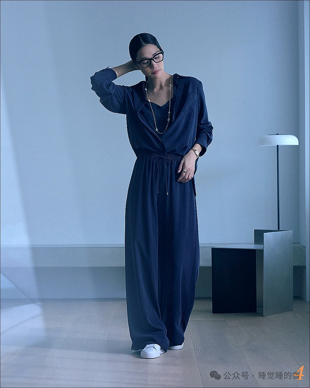 【时尚】夏天穿好“藏蓝色”,美得很高级!(组图) - 10