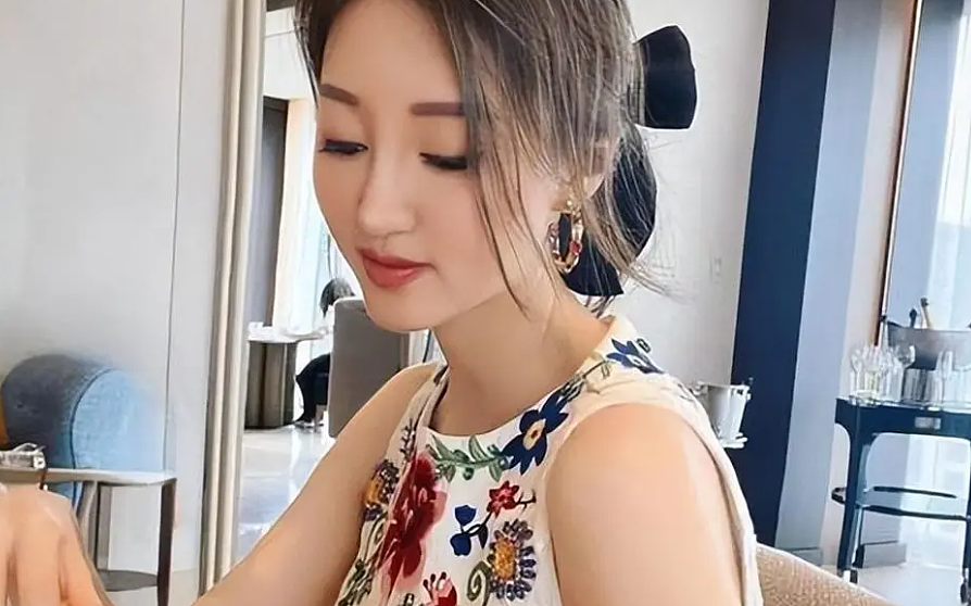 港姐嫁大40岁富豪,8个月闪离后手握3亿分手费!如今定居国外过的怎么样了?(组图) - 2