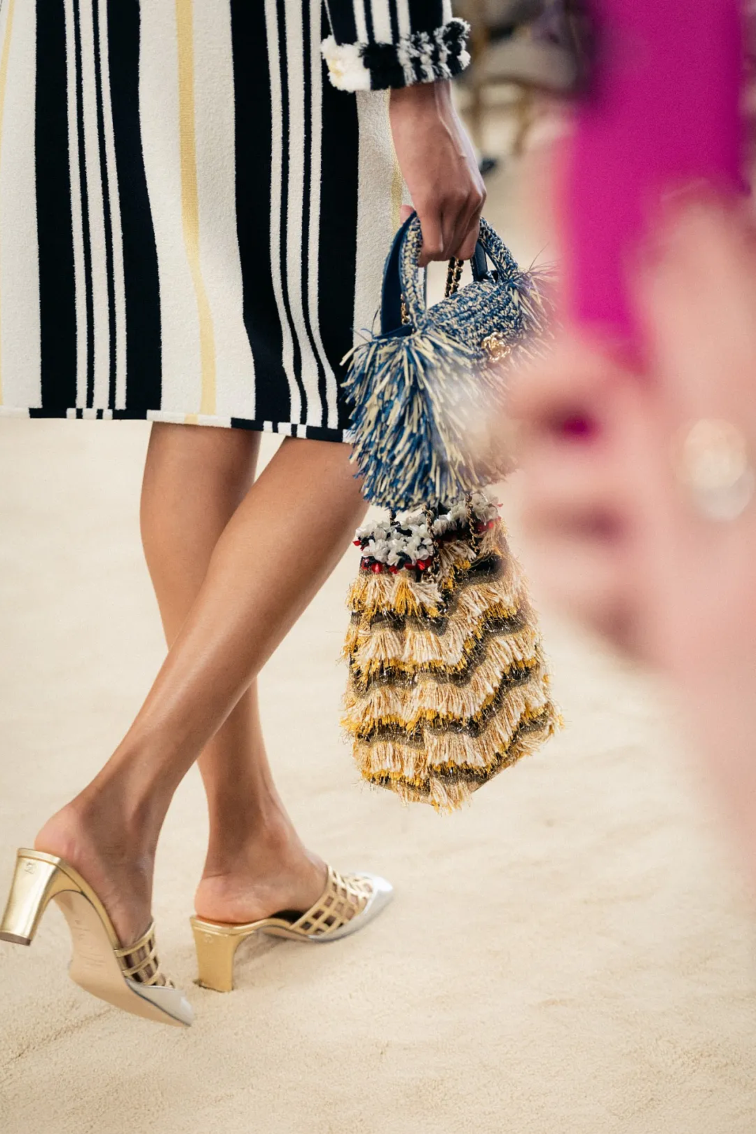 光脚、背“外卖盒”、羽毛头饰...早春秀谁赢了?(组图) - 23