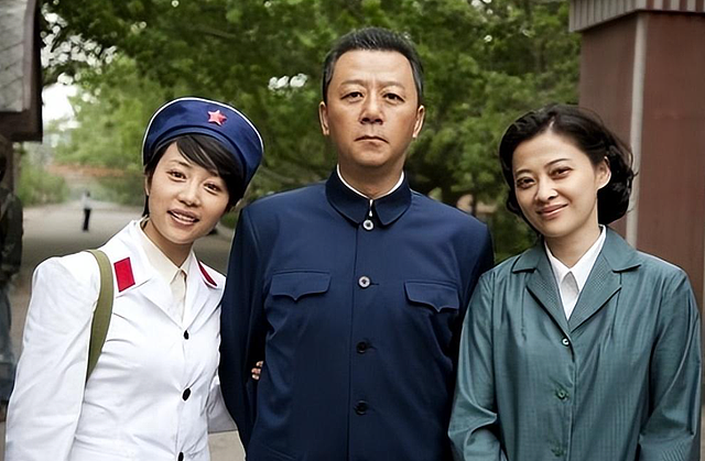【情感】他俩竟然是夫妻！《主角》里的团长戏外娶了小12岁学生，恋爱16年后结婚，一家三口幸福无比（组图） - 8