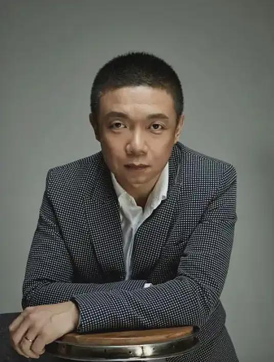 【情感】他俩竟然是夫妻！《主角》里的团长戏外娶了小12岁学生，恋爱16年后结婚，一家三口幸福无比（组图） - 12