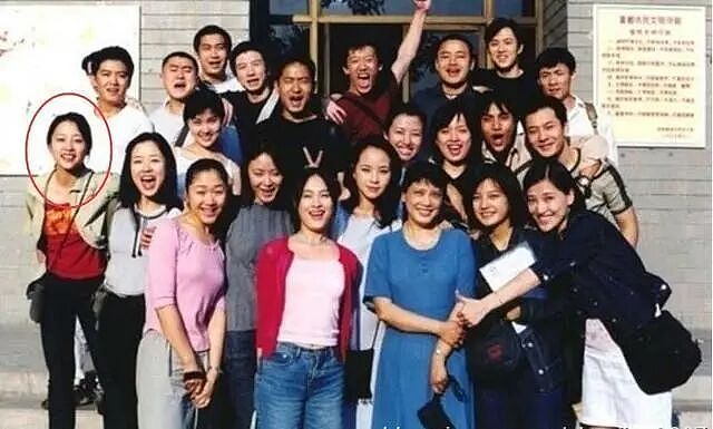 【情感】他俩竟然是夫妻！《主角》里的团长戏外娶了小12岁学生，恋爱16年后结婚，一家三口幸福无比（组图） - 5