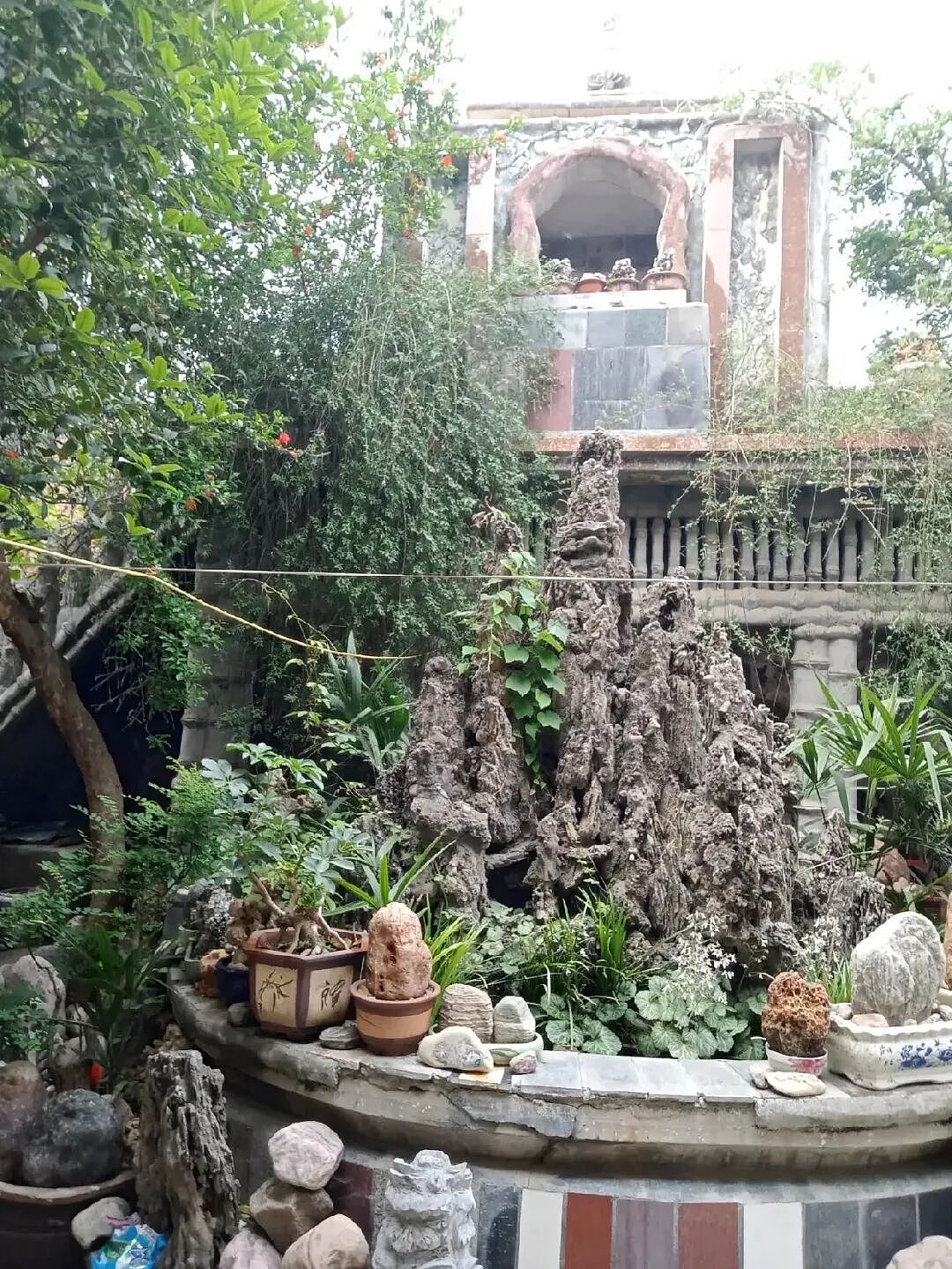 硬核！河南七旬大爷骑三轮车捡石头，耗时十几年徒手搭出一座“花果山自建房”！网友：民间设计师有点东西…（组图） - 16