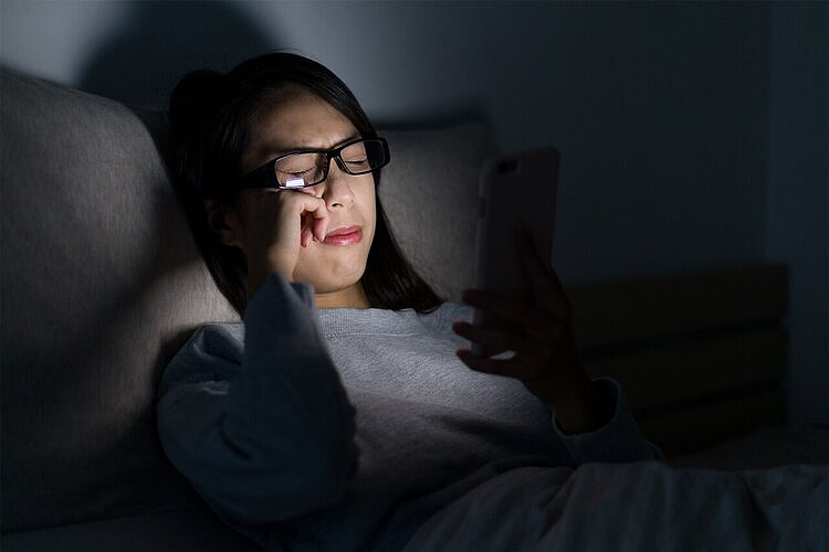 【健康】长期在睡前玩手机的人，会付出啥代价？医生：或要承担这5种痛苦（组图） - 2