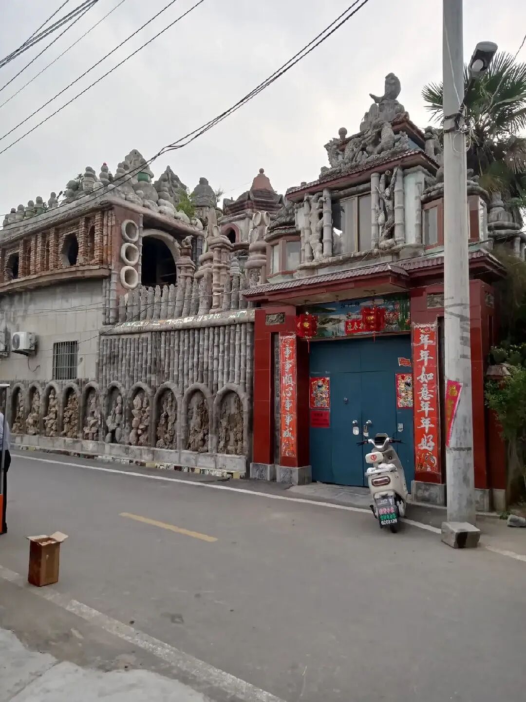 硬核！河南七旬大爷骑三轮车捡石头，耗时十几年徒手搭出一座“花果山自建房”！网友：民间设计师有点东西…（组图） - 2