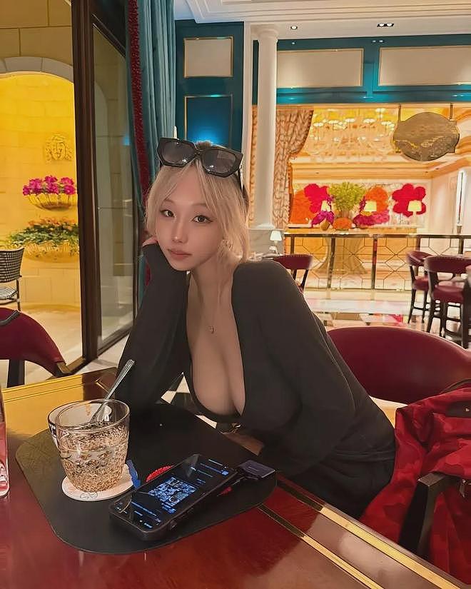 【美女】高颜值辣妹子，腰身纤细，波涛汹涌，丰满身材，极致腰臀比太迷人（组图） - 7