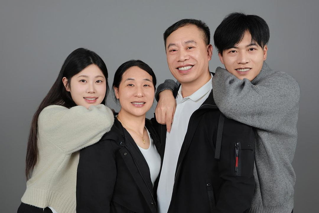 【情感】结婚31年，搭档16年，送件超百万！这对夫妻携手用快递车投递幸福（组图） - 7