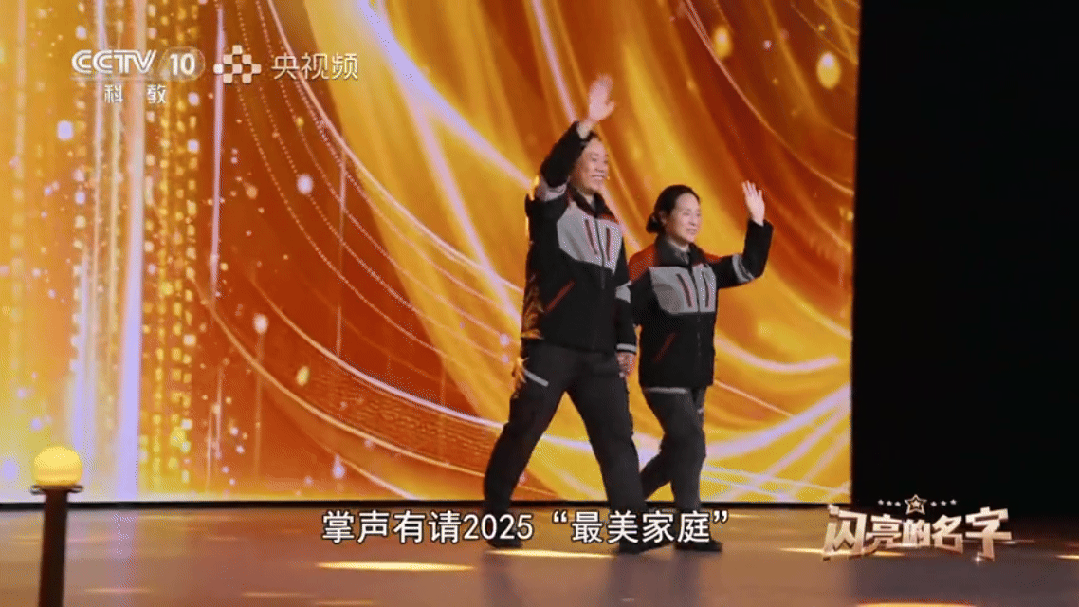 【情感】结婚31年，搭档16年，送件超百万！这对夫妻携手用快递车投递幸福（组图） - 2