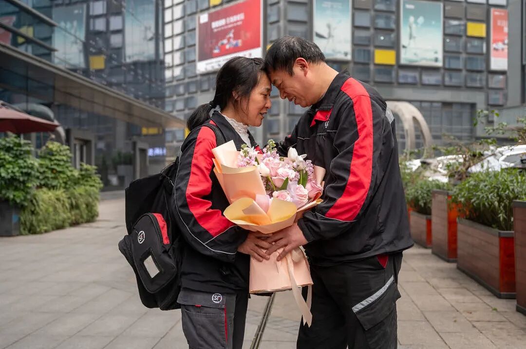 【情感】结婚31年，搭档16年，送件超百万！这对夫妻携手用快递车投递幸福（组图） - 8