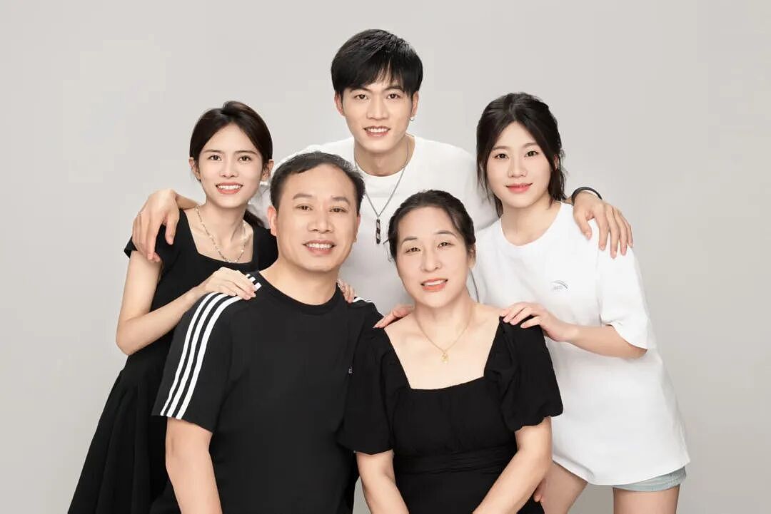 【情感】结婚31年，搭档16年，送件超百万！这对夫妻携手用快递车投递幸福（组图） - 10