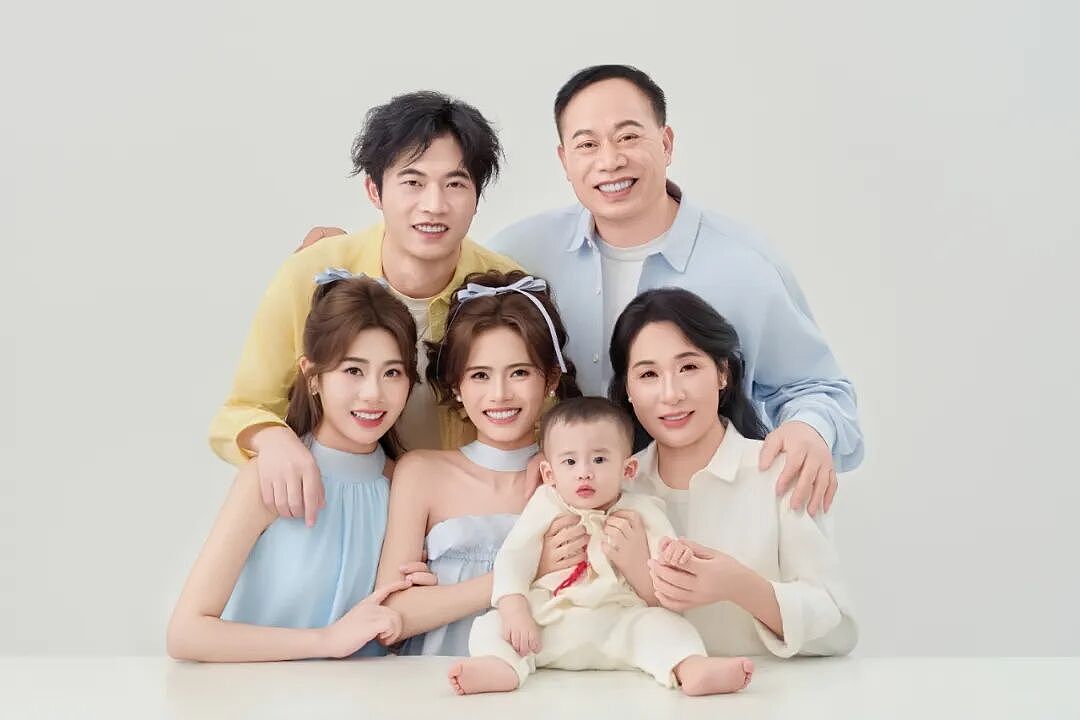 【情感】结婚31年，搭档16年，送件超百万！这对夫妻携手用快递车投递幸福（组图） - 11