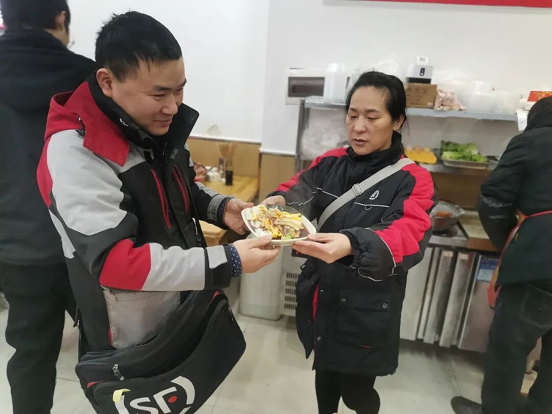 【情感】结婚31年，搭档16年，送件超百万！这对夫妻携手用快递车投递幸福（组图） - 5