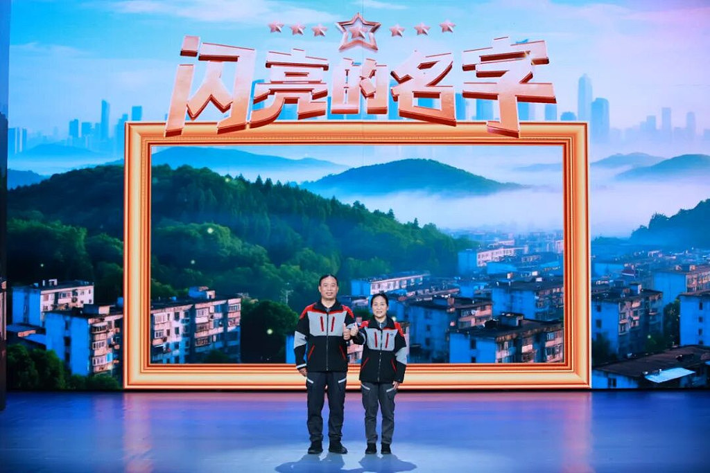 【情感】结婚31年，搭档16年，送件超百万！这对夫妻携手用快递车投递幸福（组图） - 1