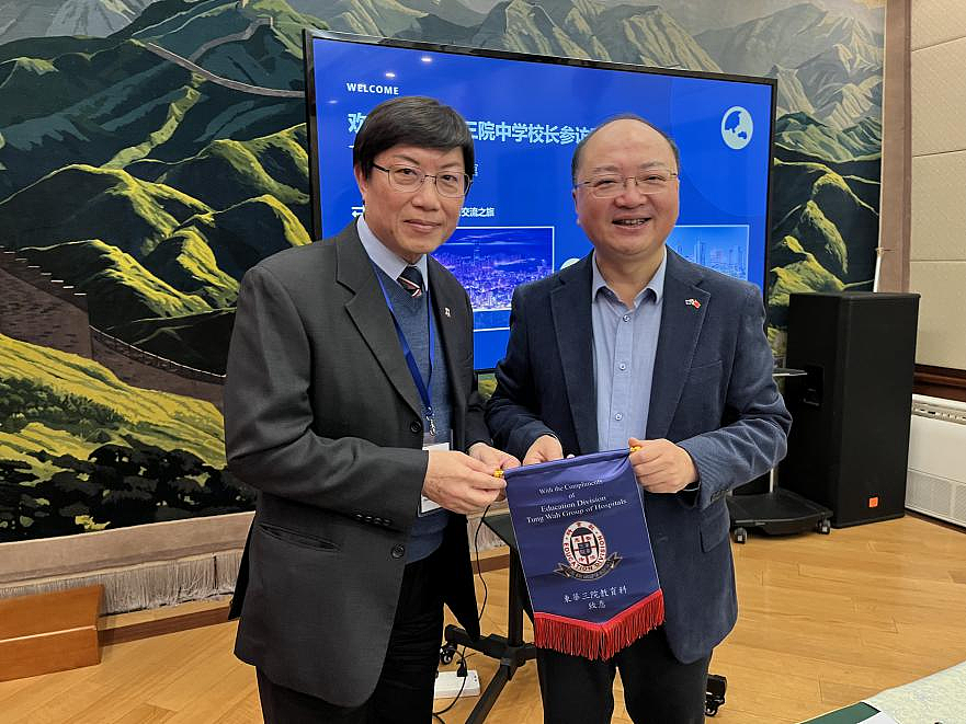 房新文总领事会见香港东华三院中学校长参访团(图) - 1