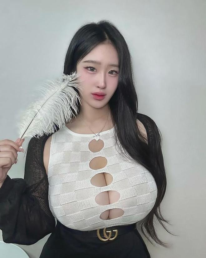 【美女】美女酥胸半露，奶凶的很，性感撩人，给人一种夏季清凉感（组图） - 17